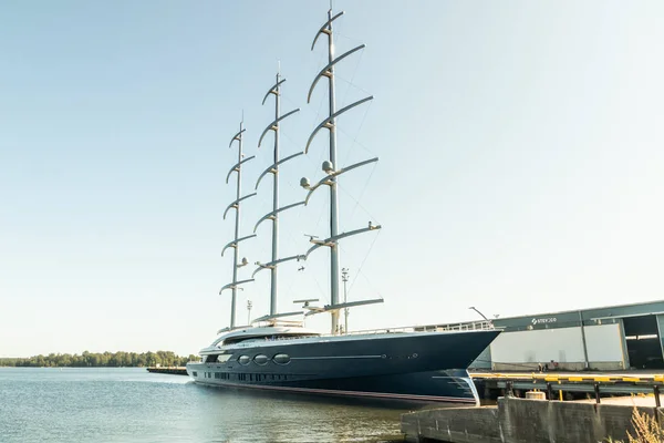 Kotka, Finlandia - 28 Agosto 2019: Super yacht di lusso Black Pearl ormeggiato nel porto di Kotka — Foto Stock