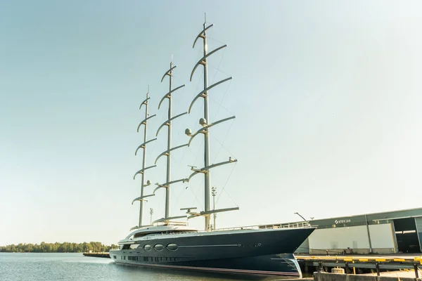 Kotka, Finlandia - 28 Agosto 2019: Super yacht di lusso Black Pearl ormeggiato nel porto di Kotka — Foto Stock