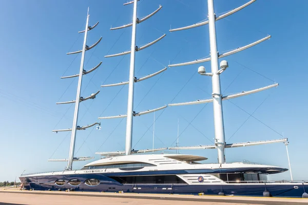 Kotka, Finlandiya - 28 Ağustos 2019: Süper lüks yat Black Pearl Kotka limanında demirledi