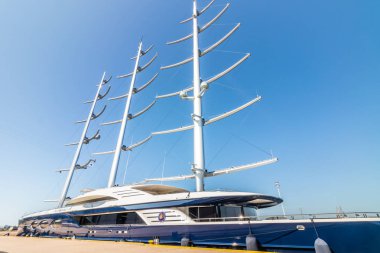 Kotka, Finlandiya - 28 Ağustos 2019: Süper lüks yat Black Pearl Kotka limanında demirledi