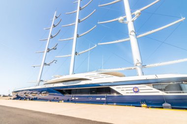 Kotka, Finlandiya - 28 Ağustos 2019: Süper lüks yat Black Pearl Kotka limanında demirledi