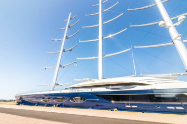 Kotka, Finlandiya - 28 Ağustos 2019: Süper lüks yat Black Pearl Kotka limanında demirledi