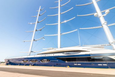 Kotka, Finlandiya - 28 Ağustos 2019: Süper lüks yat Black Pearl Kotka limanında demirledi