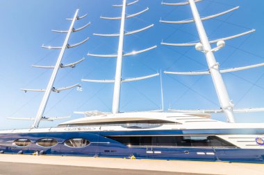 Kotka, Finlandiya - 28 Ağustos 2019: Süper lüks yat Black Pearl Kotka limanında demirledi