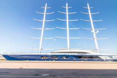 Kotka, Finlandiya - 28 Ağustos 2019: Süper lüks yat Black Pearl Kotka limanında demirledi