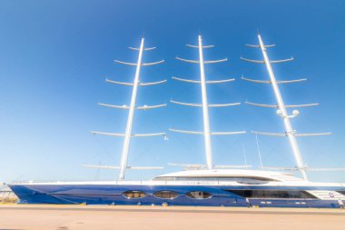 Kotka, Finlandiya - 28 Ağustos 2019: Süper lüks yat Black Pearl Kotka limanında demirledi