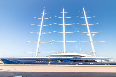 Kotka, Finlandiya - 28 Ağustos 2019: Süper lüks yat Black Pearl Kotka limanında demirledi