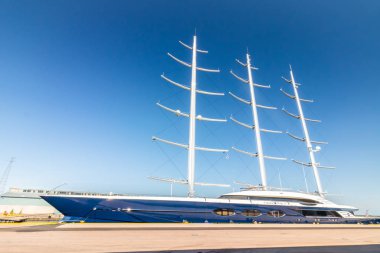 Kotka, Finlandiya - 28 Ağustos 2019: Süper lüks yat Black Pearl Kotka limanında demirledi