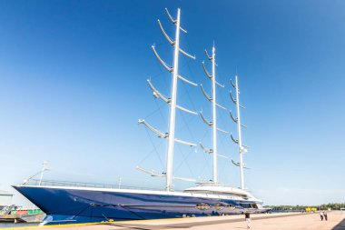 Kotka, Finlandiya - 28 Ağustos 2019: Süper lüks yat Black Pearl Kotka limanında demirledi