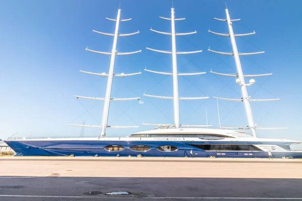 Kotka, Finnland - 28. August 2019: Super-Luxusjacht Black Pearl im Hafen von kotka festgemacht — Stockfoto