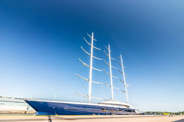 Kotka, Finnland - 28. August 2019: Super-Luxusjacht Black Pearl im Hafen von kotka festgemacht — Stockfoto