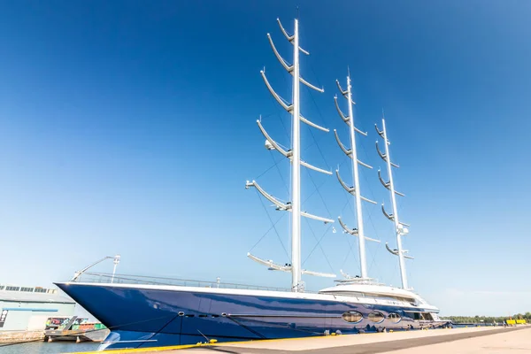 Kotka, Finnland - 28. August 2019: Super-Luxusjacht Black Pearl im Hafen von kotka festgemacht — Stockfoto