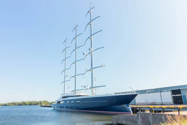 Kotka, Finlandia - 28 Agosto 2019: Super yacht di lusso Black Pearl ormeggiato nel porto di Kotka — Foto Stock