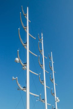 Kotka, Finlandiya - 28 Ağustos 2019: Kotka limanında süper lüks yat Siyah İnci direkleri