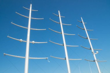 Kotka, Finlandiya - 28 Ağustos 2019: Kotka limanında süper lüks yat Siyah İnci direkleri