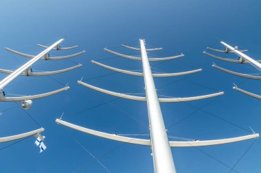 Kotka, Finlandiya - 28 Ağustos 2019: Kotka limanında süper lüks yat Siyah İnci direkleri