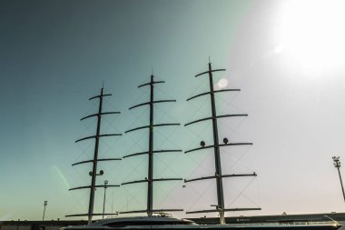 Kotka, Finlandiya - 28 Ağustos 2019: Kotka limanında süper lüks yat Siyah İnci direkleri