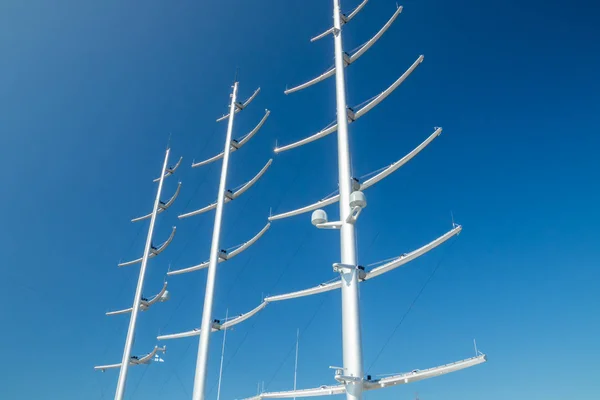 Kotka, Finnland - 28. August 2019: Masten der Super-Luxusjacht Black Pearl im Hafen von kotka — Stockfoto