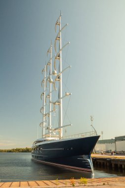 Kotka, Finlandiya - 28 Ağustos 2019: Süper lüks yat Black Pearl Kotka limanında demirledi