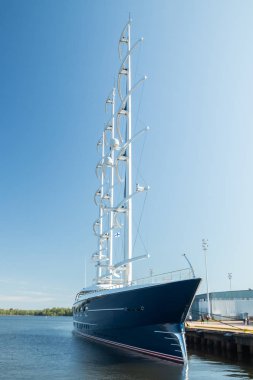 Kotka, Finlandiya - 28 Ağustos 2019: Süper lüks yat Black Pearl Kotka limanında demirledi