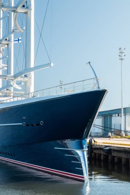 Kotka, Finlandiya - 28 Ağustos 2019: Süper lüks yat Black Pearl Kotka limanında demirledi