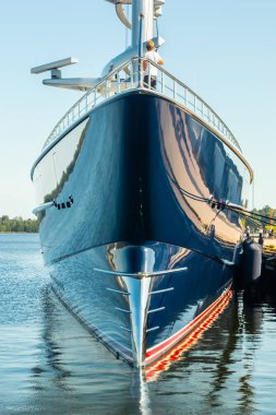 Kotka, Finlandiya - 28 Ağustos 2019: Süper lüks yat Black Pearl Kotka limanında demirledi