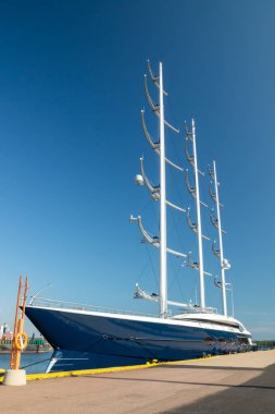 Kotka, Finlandiya - 28 Ağustos 2019: Süper lüks yat Black Pearl Kotka limanında demirledi