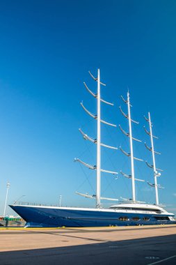 Kotka, Finlandiya - 28 Ağustos 2019: Süper lüks yat Black Pearl Kotka limanında demirledi