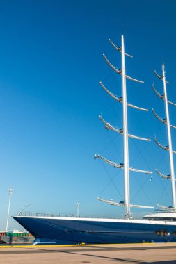 Kotka, Finlandiya - 28 Ağustos 2019: Süper lüks yat Black Pearl Kotka limanında demirledi