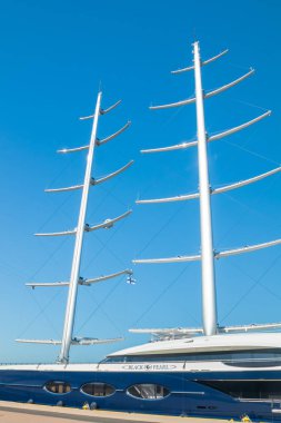 Kotka, Finlandiya - 28 Ağustos 2019: Süper lüks yat Black Pearl Kotka limanında demirledi