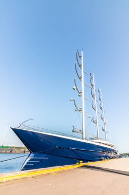 Kotka, Finlandiya - 28 Ağustos 2019: Süper lüks yat Black Pearl Kotka limanında demirledi