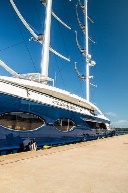 Kotka, Finlandiya - 28 Ağustos 2019: Süper lüks yat Black Pearl Kotka limanında demirledi