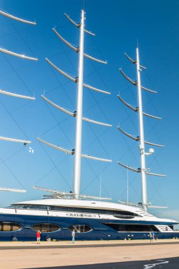 Kotka, Finlandiya - 28 Ağustos 2019: Süper lüks yat Black Pearl Kotka limanında demirledi