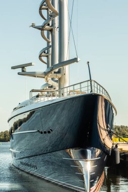 Kotka, Finlandiya - 28 Ağustos 2019: Süper lüks yat Black Pearl Kotka limanında demirledi