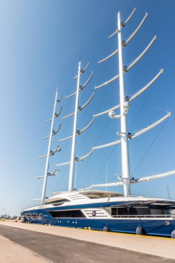 Kotka, Finlandiya - 28 Ağustos 2019: Süper lüks yat Black Pearl Kotka limanında demirledi