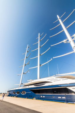 Kotka, Finlandiya - 28 Ağustos 2019: Süper lüks yat Black Pearl Kotka limanında demirledi