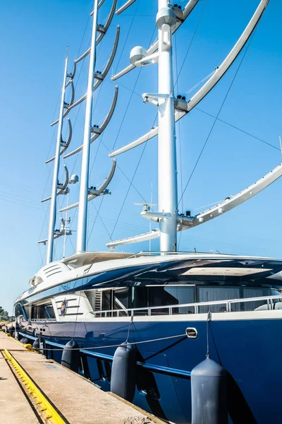 Kotka, Finland-28 augustus 2019: super luxe jacht zwarte parel afgemeerd in de haven van Kotka — Stockfoto