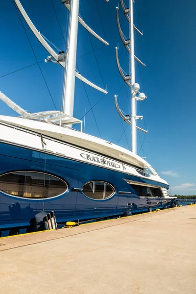 Kotka, Finlandiya - 28 Ağustos 2019: Süper lüks yat Black Pearl Kotka limanında demirledi