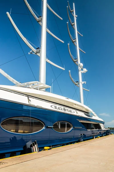 Kotka, Finlandiya - 28 Ağustos 2019: Süper lüks yat Black Pearl Kotka limanında demirledi