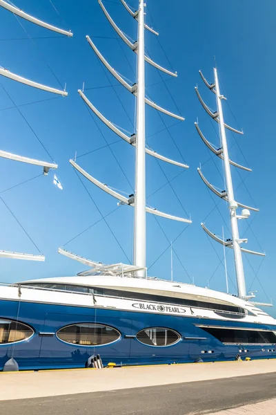 Kotka, Finlandiya - 28 Ağustos 2019: Süper lüks yat Black Pearl Kotka limanında demirledi