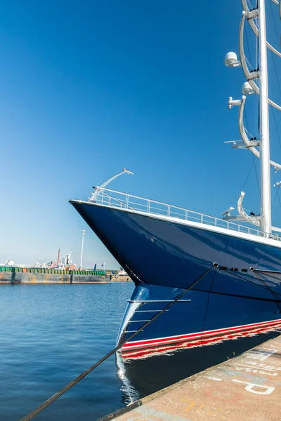 Kotka, Finnland - 28. August 2019: Super-Luxusjacht Black Pearl im Hafen von kotka festgemacht — Stockfoto