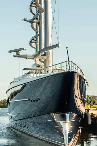 Kotka, Finlandiya - 28 Ağustos 2019: Süper lüks yat Black Pearl Kotka limanında demirledi