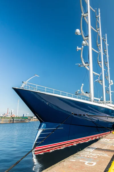 Kotka, Finlandiya - 28 Ağustos 2019: Süper lüks yat Black Pearl Kotka limanında demirledi