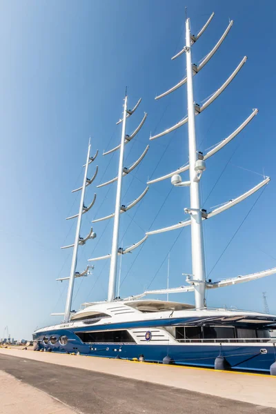 Kotka, Finlandiya - 28 Ağustos 2019: Süper lüks yat Black Pearl Kotka limanında demirledi