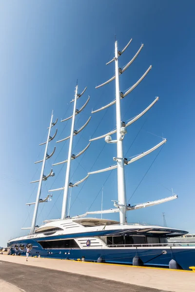 Kotka, Finlandiya - 28 Ağustos 2019: Süper lüks yat Black Pearl Kotka limanında demirledi