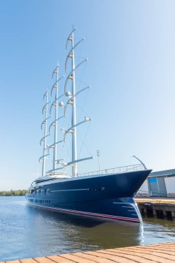 Kotka, Finlandiya - 28 Ağustos 2019: Süper lüks yat Black Pearl Kotka limanında demirledi