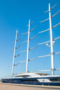 Kotka, Finlandiya - 28 Ağustos 2019: Süper lüks yat Black Pearl Kotka limanında demirledi