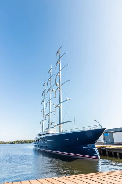Kotka, Finnland - 28. August 2019: Super-Luxusjacht Black Pearl im Hafen von kotka festgemacht — Stockfoto