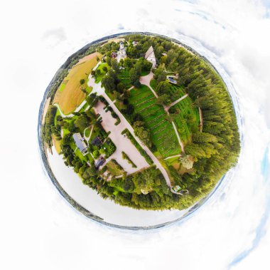 Hollola, Finlandiya'da, mini gezegen panorama sıyrıklarında orta çağdan kalma greystone Kilisesi'nin üç boyutlu panoramik manzarası.