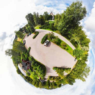 Hollola, Finlandiya'da, mini gezegen panorama sıyrıklarında orta çağdan kalma greystone Kilisesi'nin üç boyutlu panoramik manzarası.